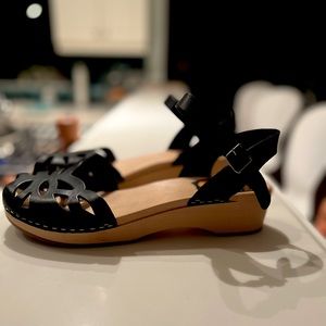 Like new Swedish Hasbeen Clogs!